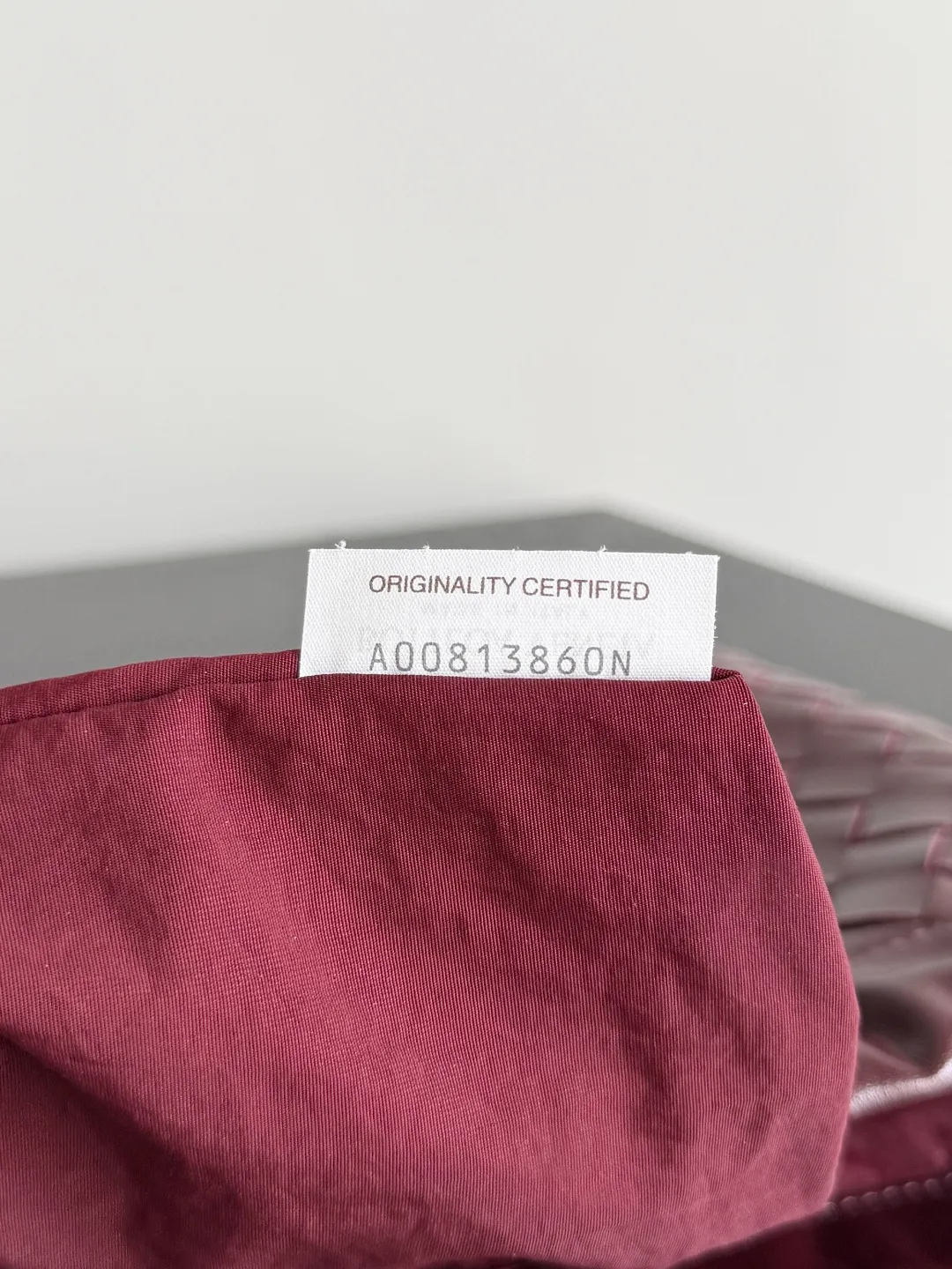 Batch 1560 Armpit bags have become a fashionable item that every girl has in their hands in recent years🛍️. The elegant and simple style has won the love of many people of different ages. However, there is an unavoidable trouble with armpit bags, that is, the capacity is too small, and BOTTEGA VENETA’s new Dustbag Considering people's travel needs, the capacity of garbage bags has been greatly upgraded. Folding umbrellas, water cups, and girls' makeup powder and lipstick can all be accommodated. It is very light and resistant to dirt. Even if you have a lot of things when traveling, it can reduce the burden to a certain extent. The shoulder straps are buckled and can be changed at will. It can be used for hand holding or as the liner of a large bag. After the drawstring is drawn, it looks like a cloud bag. It is very suitable for concave styling when traveling in summer🙋🏻‍♀️ Style number: 796728 Size: 32*23*1cm